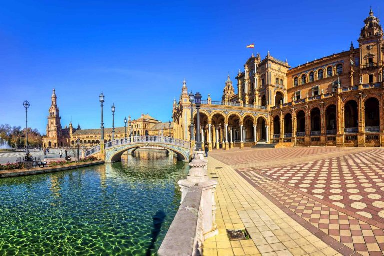 https://travelonica.com/wp-content/uploads/2018/09/seville-01-2-768x512.jpg