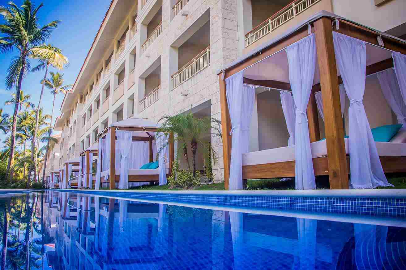 Family-Club-Swim-Up-Suite-terrace-pool