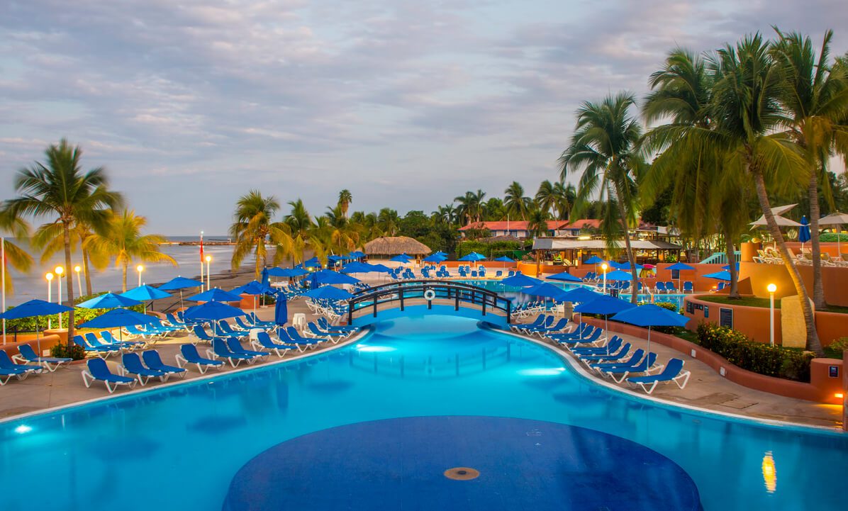 piscina-azul-ixtapa-1