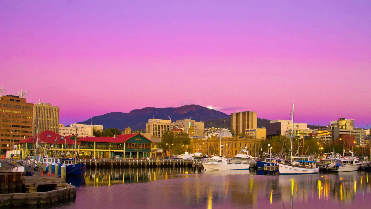 https://travelonica.com/wp-content/uploads/2023/08/Explore-the-charming-town-of-Hobart-1280x720.jpg