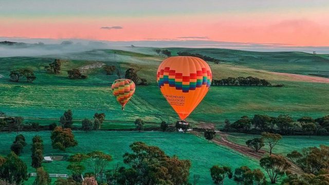 https://travelonica.com/wp-content/uploads/2023/08/Take-a-hot-air-balloon-ride-over-the-Avon-Valley-640x360.jpg