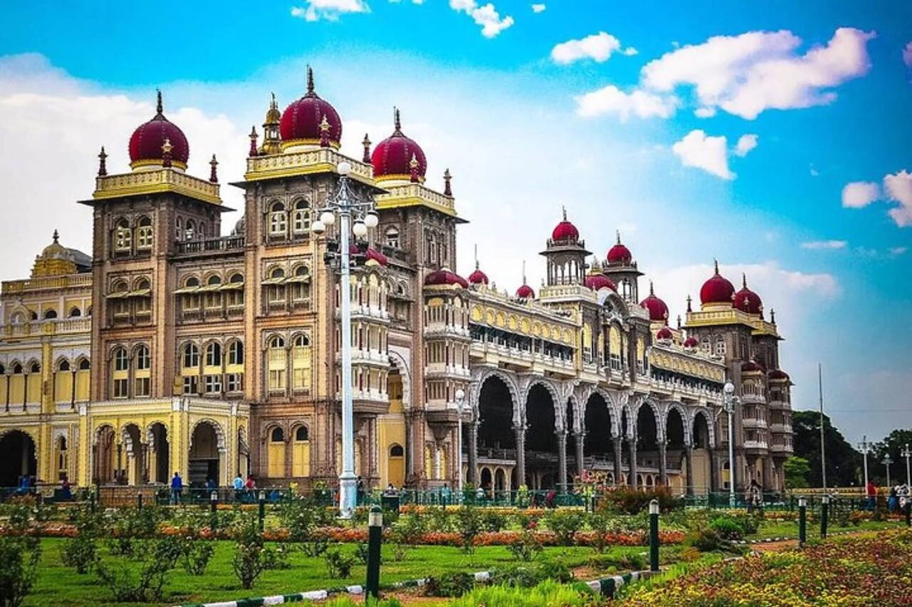 https://travelonica.com/wp-content/uploads/2024/09/9db4e62a-5e24-4797-8544-54fbb95e0b32_full-day-tour-of-mysore-and-srirangapatna-from-bangalore-xlarge-1280x852.jpg