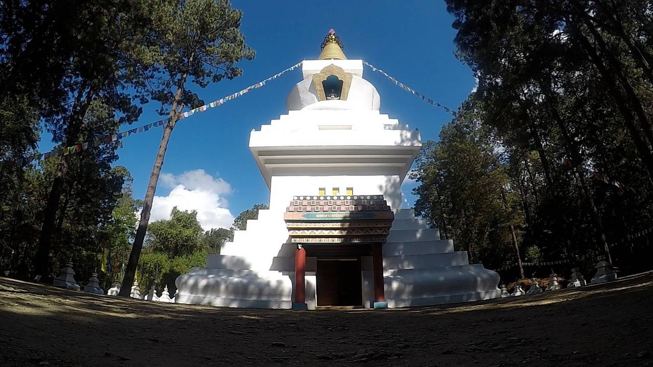 https://travelonica.com/wp-content/uploads/2024/09/Gran-Stupa-Bon-para-la-Paz-Mundial-.jpg