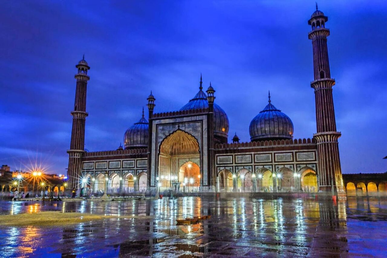 https://travelonica.com/wp-content/uploads/2024/09/Jama-Masjid-Delhi-1280x854.jpg