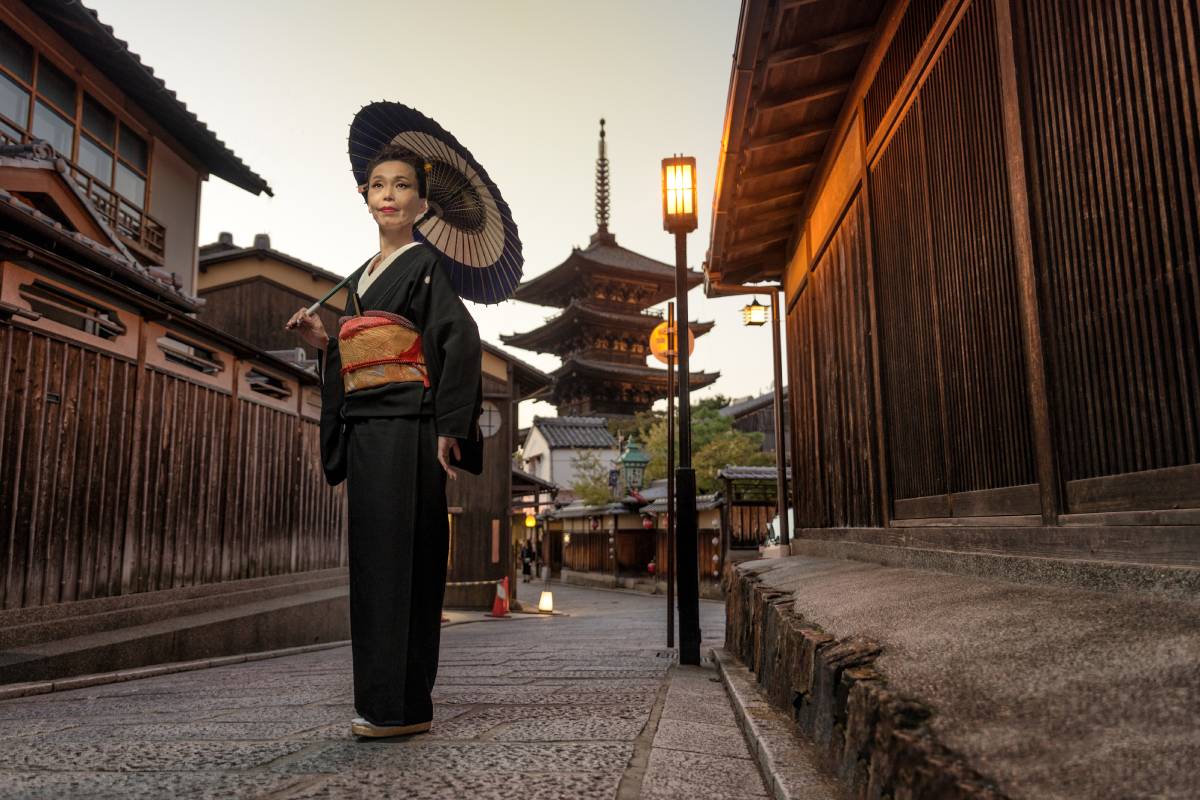 https://travelonica.com/wp-content/uploads/2024/09/asian-woman-with-kimono-walking-at-yasaka-pagoda-i-2023-11-27-04-47-26-utc-1.jpg