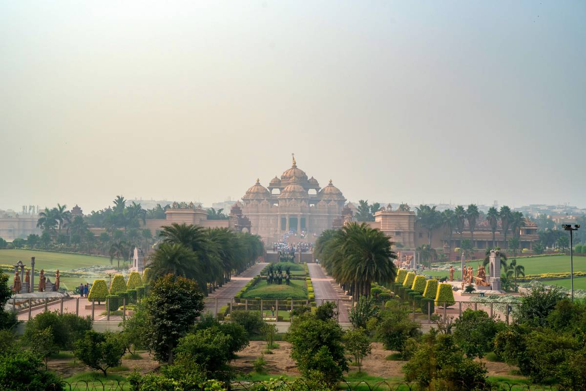 https://travelonica.com/wp-content/uploads/2024/09/facade-of-a-temple-akshardham-in-delhi-india-2023-11-27-05-05-06-utc-1.jpg