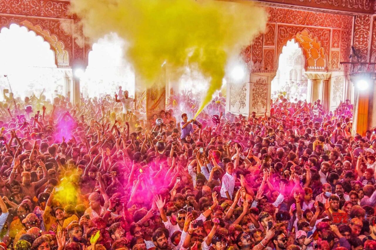 https://travelonica.com/wp-content/uploads/2024/09/golden-triangle-tour-with-holi-festival-1713349214-1280x850.jpg