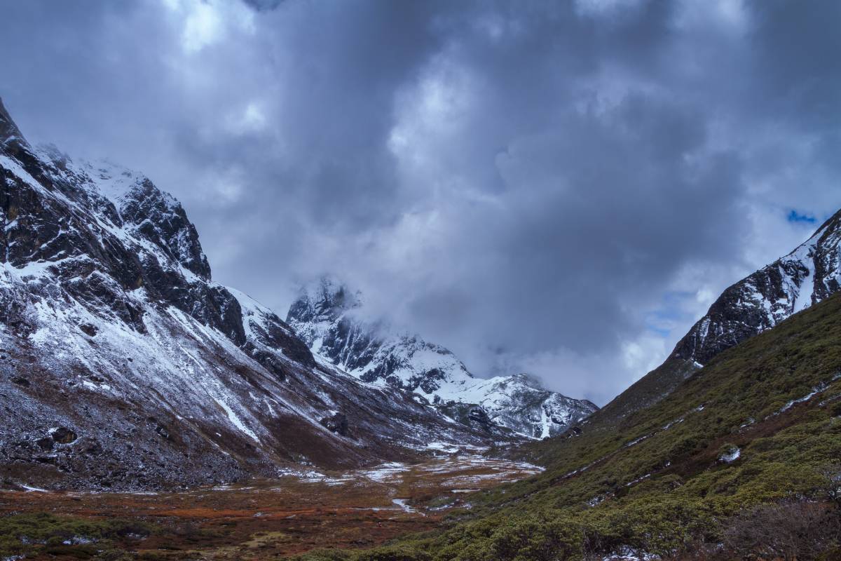 https://travelonica.com/wp-content/uploads/2024/09/himalayan-mountains-in-bhutan-a-misty-snow-cover-2024-05-06-19-24-23-utc-2.jpg